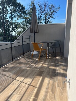 Outdoor dining - New studio enjoying all-day sunshine with terrace and private garden (Oletta)