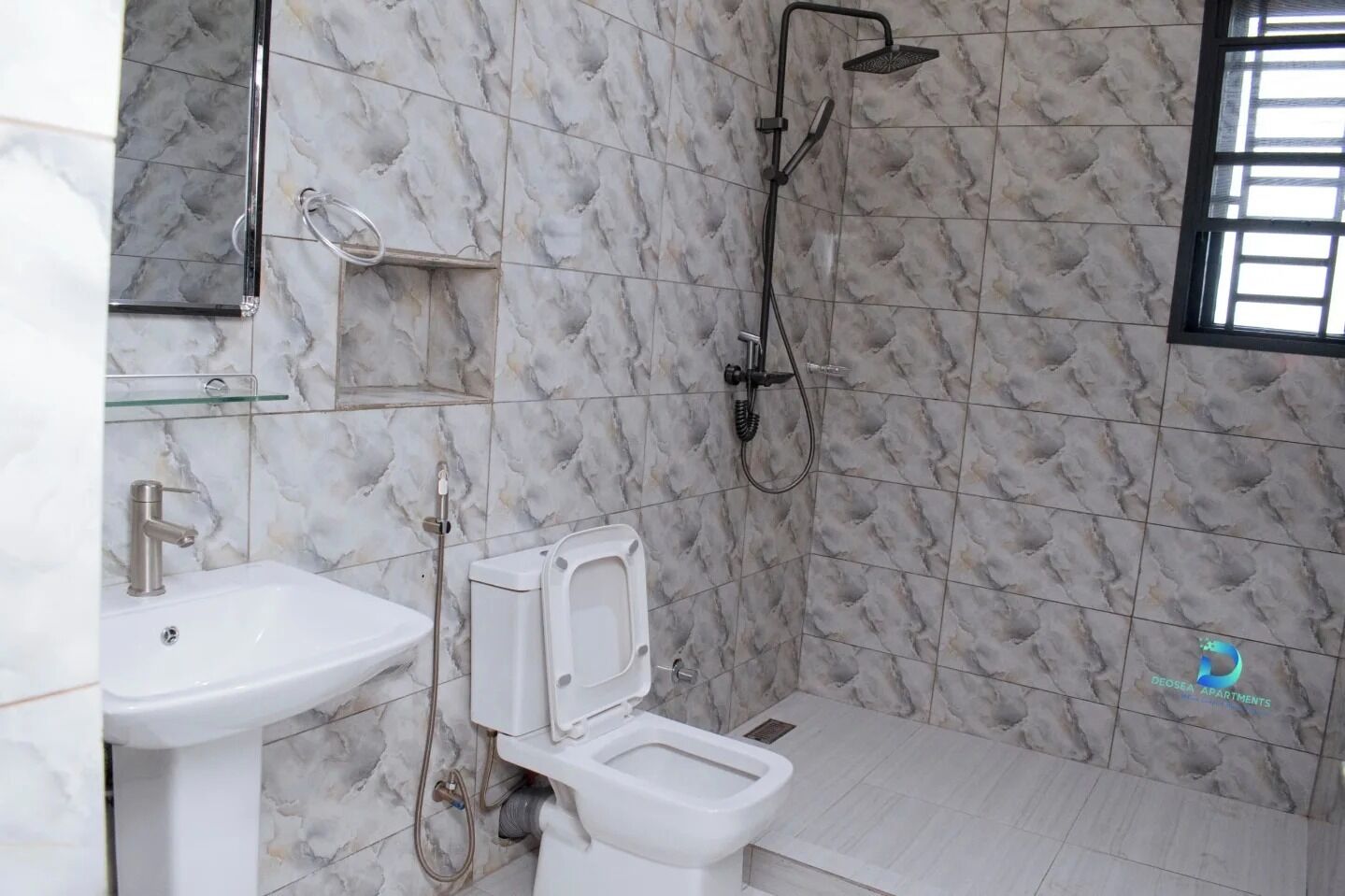 Appartamento Luxury, balcone, vista città | Bagno | Set di cortesia gratuito, asciugacapelli, asciugamani, sapone