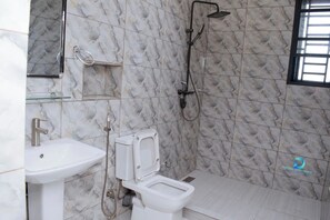 Luxury Apartment, Balcony, City View | Bathroom | Free toiletries, hair dryer, towels, soap - DEOSEA APARTMENTS (Abuja)