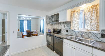 15 Mi to Dtwn Detroit: Cozy Family Home w/ Yard!