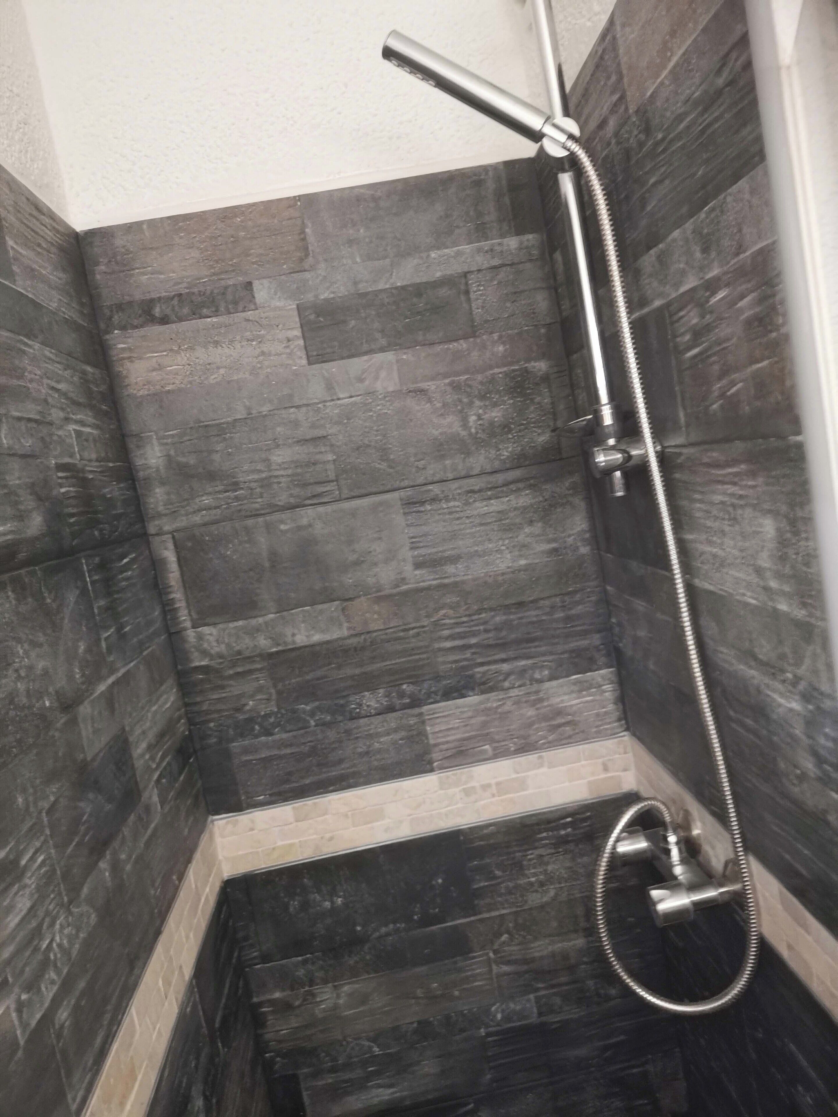 Een douche, een haardroger, handdoeken