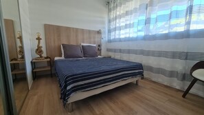 2 bedrooms, iron/ironing board, WiFi