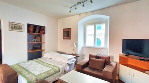 1 slaapkamer, een bureau, een strijkplank/strijkijzer, reisbedje