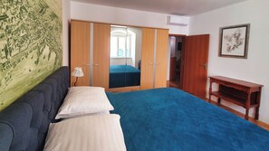 1 habitación, escritorio, tabla de planchar con plancha y cuna de viaje