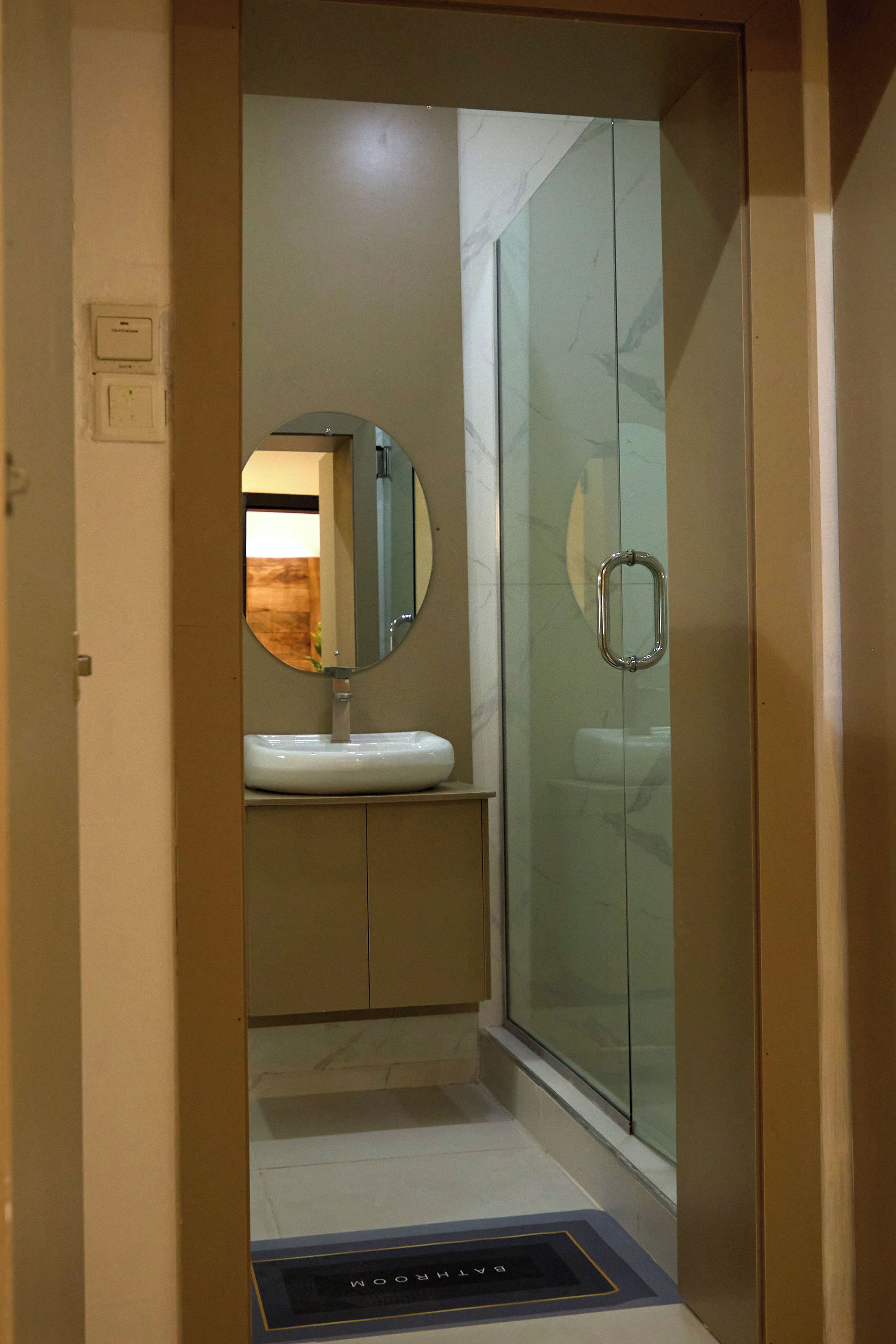 Douche, sèche-cheveux, savon, papier toilette