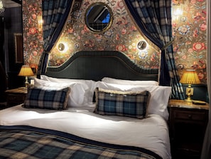 Desk, laptop workspace, blackout drapes, iron/ironing board - Glencruitten House (Oban)