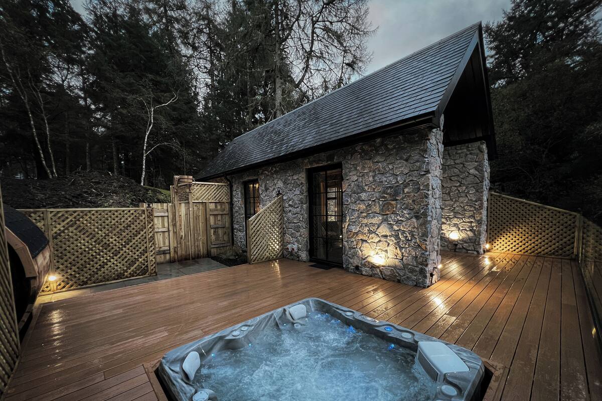 Superior Cabin | Desk, laptop workspace, blackout drapes, iron/ironing board