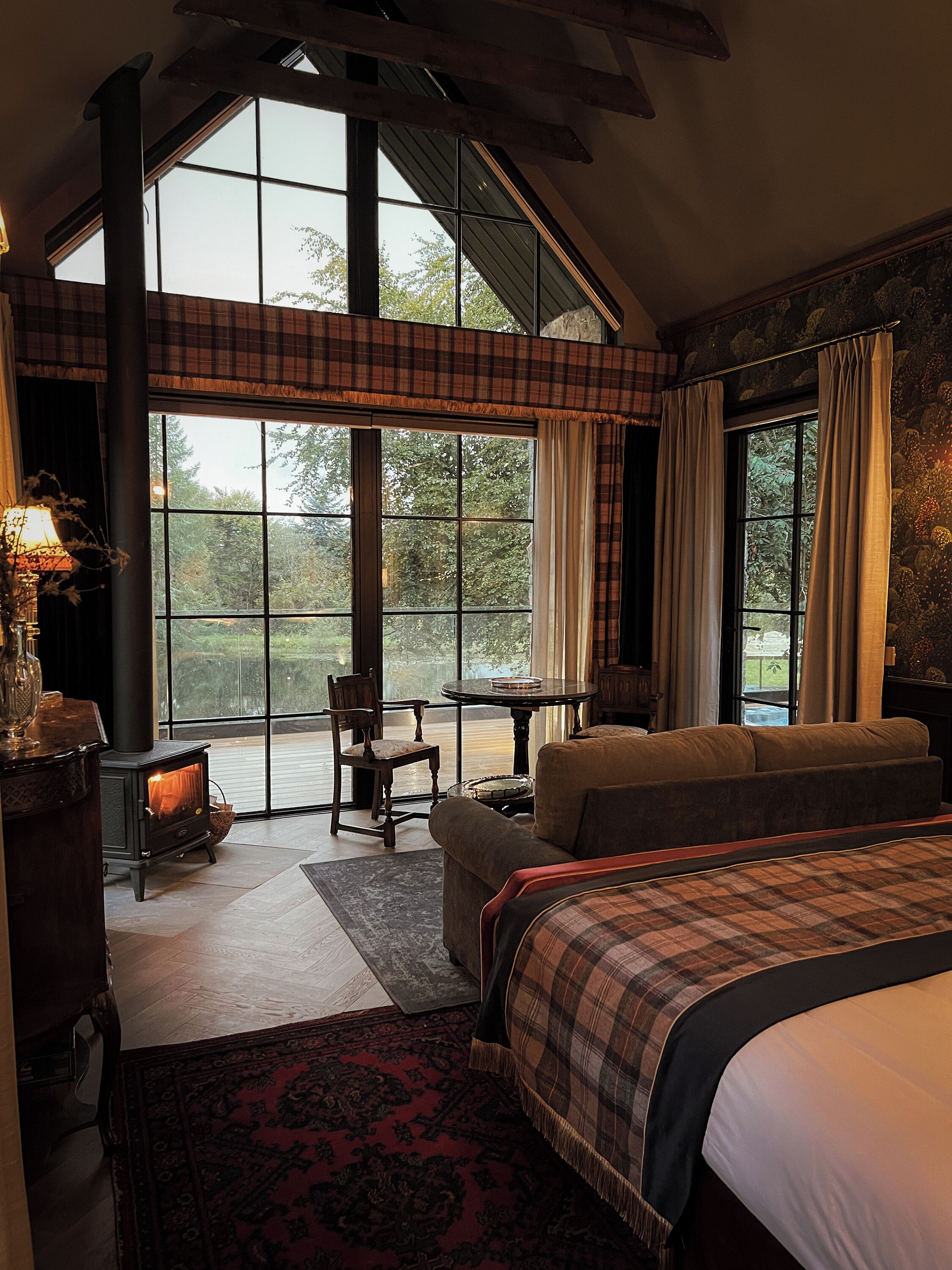 Urisk Hollow | Bàn, khu vực làm việc phù hợp cho laptop, màn/rèm cản sáng 