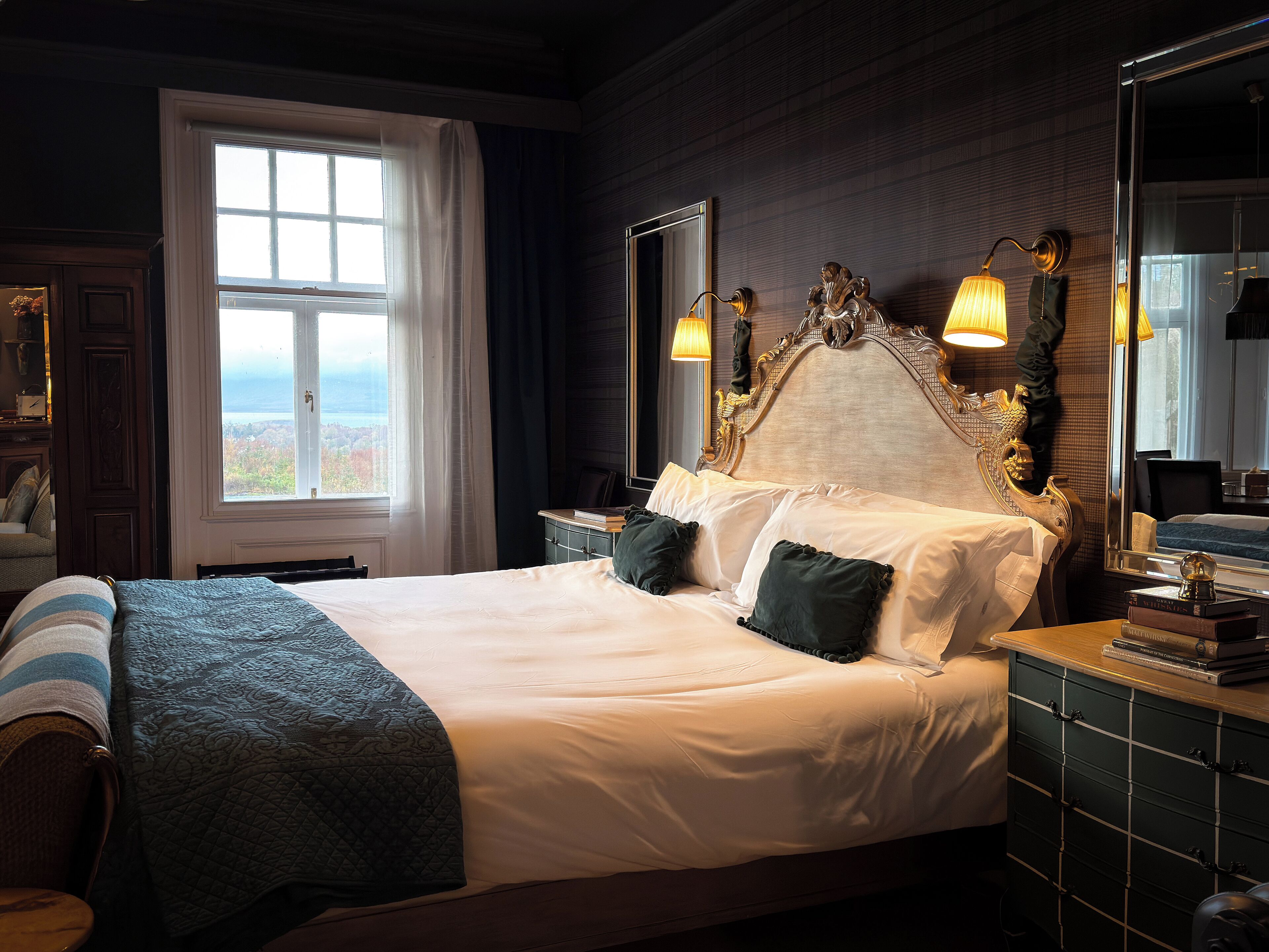 The Cailleach Suite | Meja, ruang kerja komputer riba, langsir/tirai gelap terus 