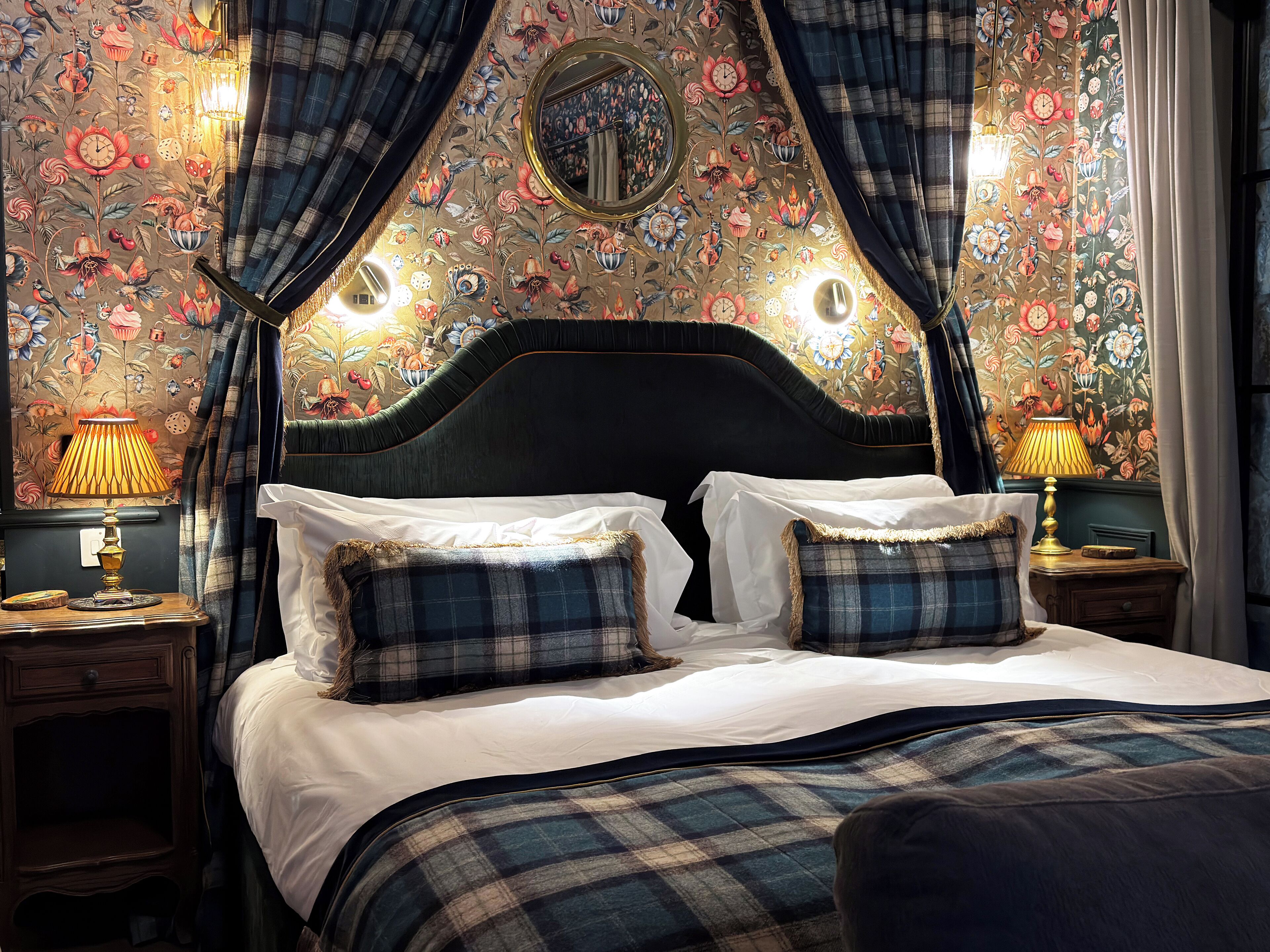 Schreibtisch, laptopgeeigneter Arbeitsplatz, Verdunkelungsvorhänge