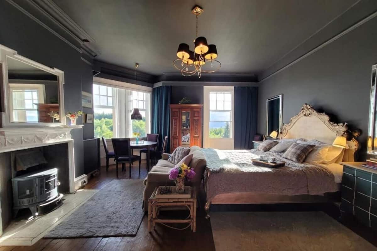 Bureau, espace de travail pour ordinateur portable, rideaux occultants