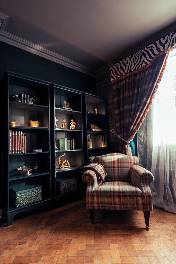 Family Villa | Living area | Fireplace, heated floors - Glencruitten House (Oban)