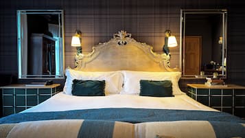 The Cailleach Suite | Työpöytä, kannettavalle tietokoneelle sopiva työtila, pimennysverhot