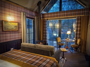 Liosalden Glade | Desk, laptop workspace, blackout drapes, iron/ironing board - Glencruitten House (Oban)