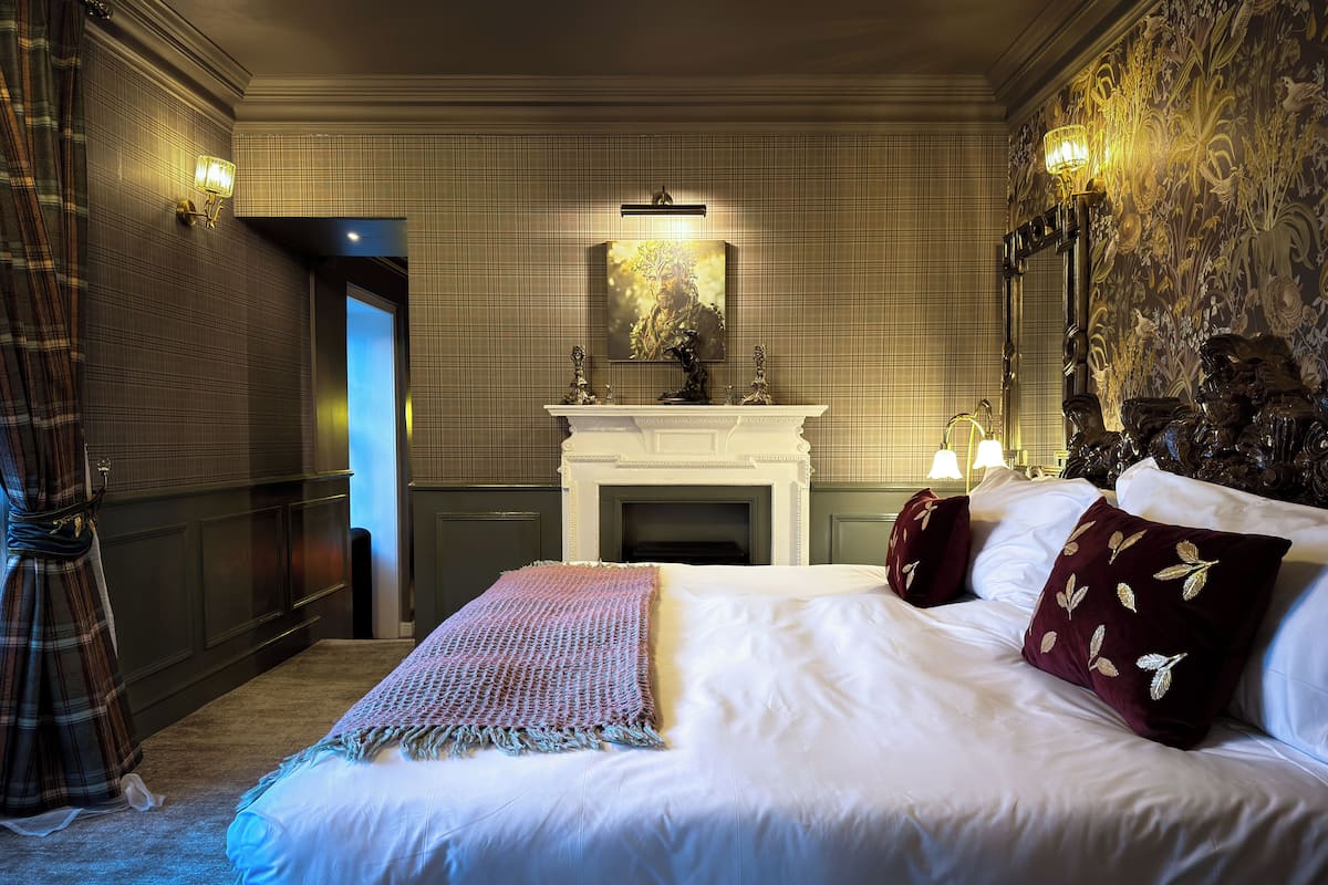 Bureau, espace de travail pour ordinateur portable, rideaux occultants