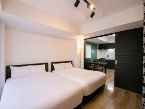 A hotel room with two beds, a dining area, and a kitchen. - Randor Residence Tokyo Annex (Arakawa-ku)