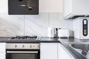 Fridge, oven, stovetop, coffee/tea maker