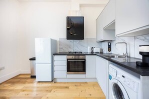Fridge, oven, stovetop, coffee/tea maker