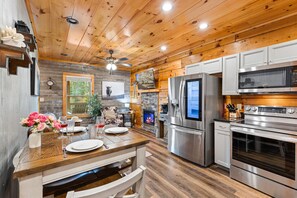 Fridge, microwave, oven, stovetop - Couple’s Refuge by Ghosal Luxury Lodging (Sevierville)