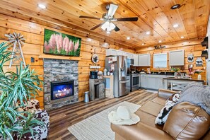 Smart TV, fireplace, video games, books - Couple’s Refuge by Ghosal Luxury Lodging (Sevierville)