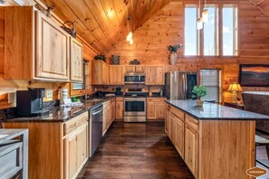 Fridge, microwave, oven, stovetop - The Lover’s Suite by Ghosal Luxury Lodging (Gatlinburg)