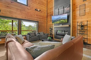 Una Smart TV, una chimenea, videojuegos, una mesa de tenis de mesa