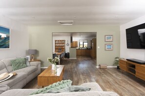 TV connectée, livres, chaîne hi-fi