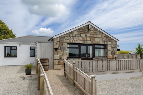 Wheal Frances -Hot Tub - Free Parking - Free Wi-Fi - Accessible