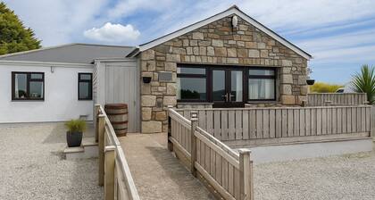 Wheal Frances -Hot Tub - Free Parking - Free Wi-Fi - Accessible