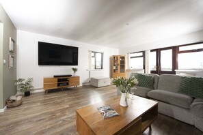 TV connectée, livres, chaîne hi-fi