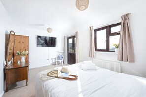 4 bedrooms, iron/ironing board, travel cot, Internet