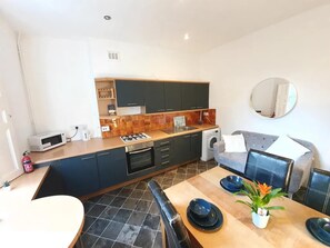 House | Private kitchen | Fridge, microwave, oven, stovetop