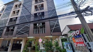 A multi-story building with a ground-level shop. - Pplace (Bangkok)