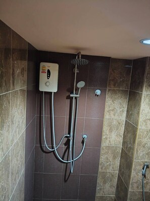 Classic Quadruple Room | Bathroom | Soap, toilet paper - Pplace (Bangkok)