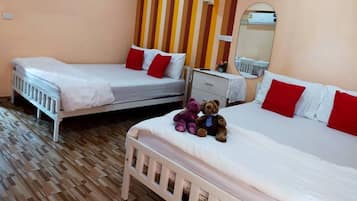 Classic Quadruple Room | Desk, laptop workspace, free WiFi, bed sheets