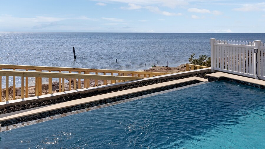 Ahh Da Sea - Waterfront, Backyard Ramp To Jetty & Laguna 3 Bedroom Home