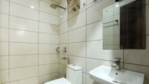 Superior Double or Twin Room | Bilik Mandi | Kelengkapan dandanan diri percuma, pengering rambut, selipar 