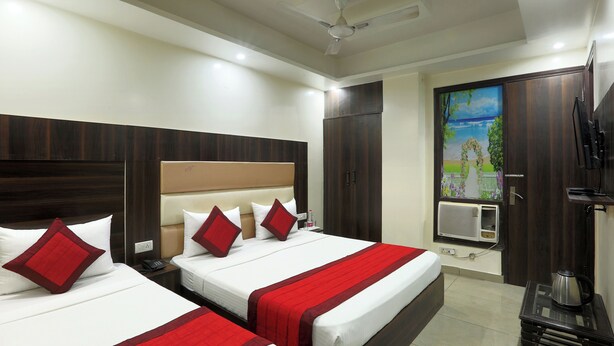 Superior Double or Twin Room | Peti besi dalam bilik, meja, ruang kerja komputer riba, kalis bunyi 