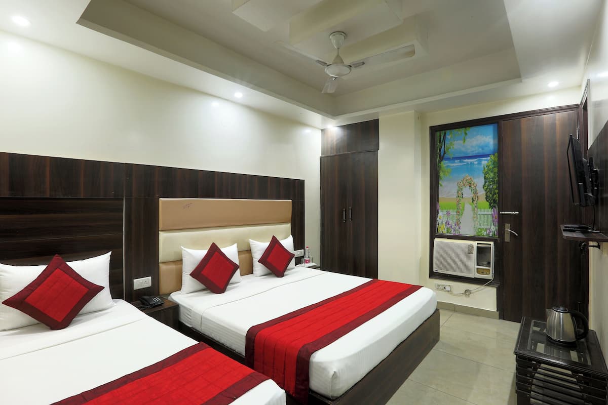 Superior Double or Twin Room | Peti besi dalam bilik, meja, ruang kerja komputer riba, kalis bunyi