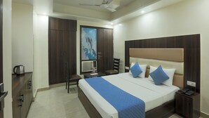 Superior Double or Twin Room | Peti besi dalam bilik, meja, ruang kerja komputer riba, kalis bunyi 