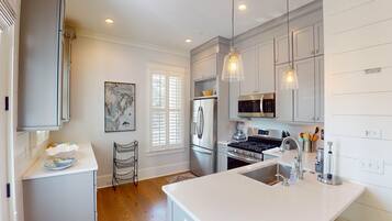 Duplex, 4 Bedrooms | Private kitchen | Fridge, oven, coffee/tea maker, toaster