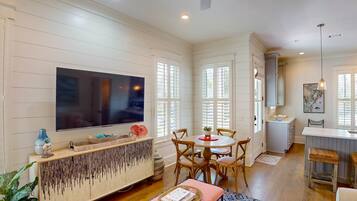 Duplex, 4 Bedrooms | Dining