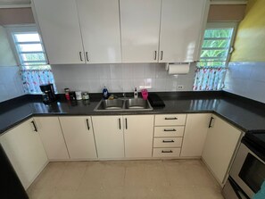 Kjøleskap, mikrobølgeovn, ovn og kokeplater