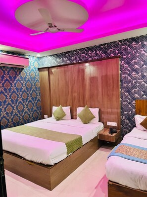 Habitación superior con 1 cama matrimonial o 2 individuales | Caja de seguridad en la habitación y escritorio