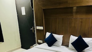 Superior Double or Twin Room | In-room safe, desk, laptop workspace, soundproofing - Hotel Park Suites (New Delhi)