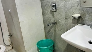 Superior Double or Twin Room | Bathroom | Shower, free toiletries, hair dryer (on request), towels - Hotel Park Suites (New Delhi)