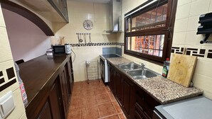 A compact kitchen with a microwave, toaster, and sink. - Ideal Holiday Rental House for Families Near the Beach (Calonge)