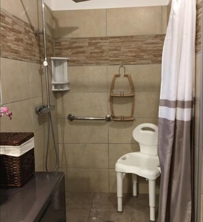 Bruser, hårtørrer, bidet, håndklæder