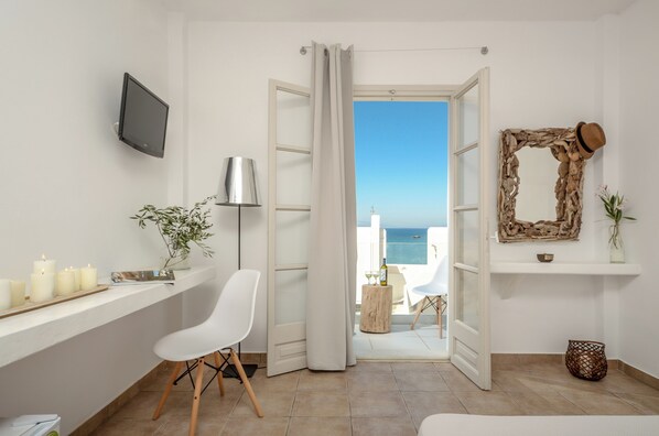 Studio – deluxe, sjøutsikt | Lydisolert, strykejern/-brett, wi-fi (inkludert) og sengetøy