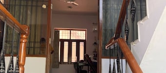 3Br/3Ba townhome in posh locality of Jaipur with AC, WiFi, fitness area
